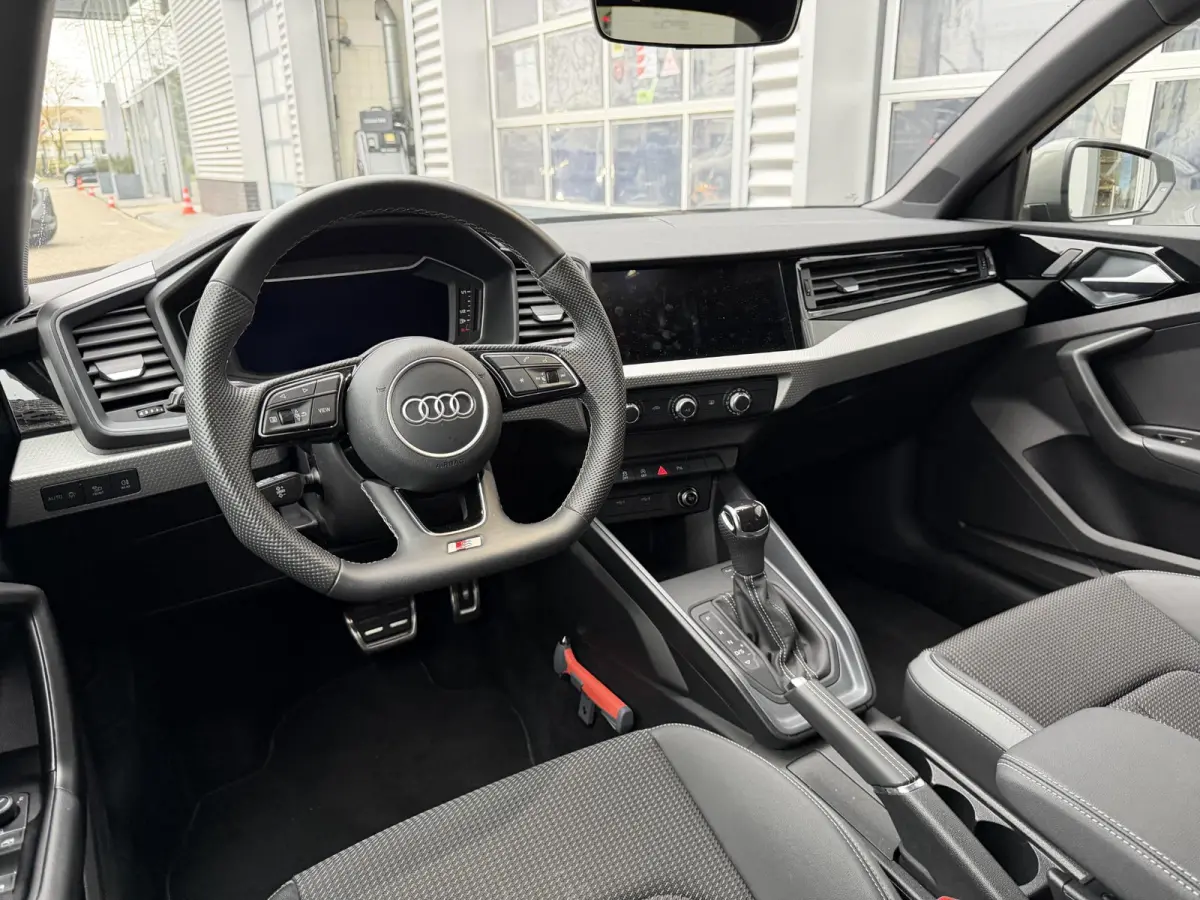 25 TFSI S edition 95 PK | Demo | Cruise Control l Airco l Apple Carplay / Android Auto l Privacy glas l Parkeersensoren l Audi virtual cockpit