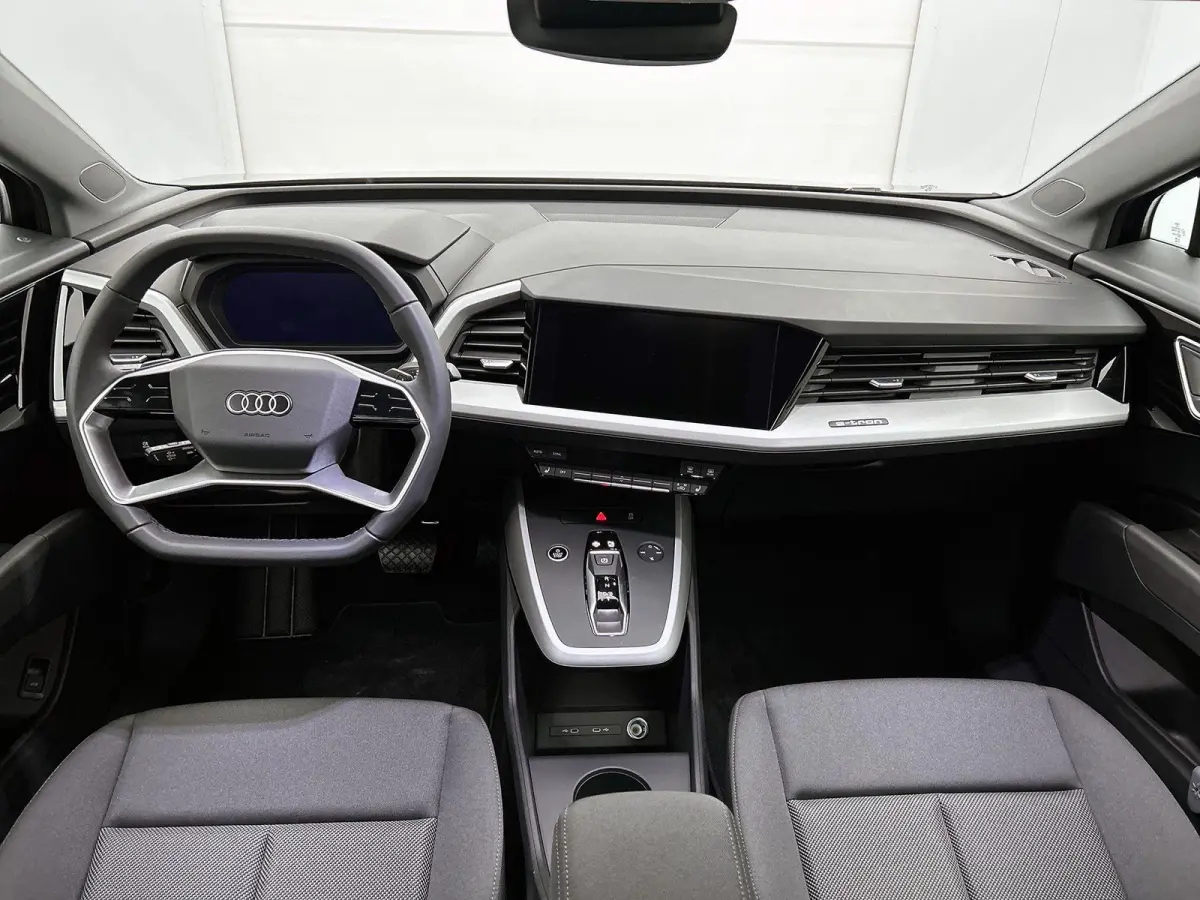 40 Edition 77 kWh 204 PK | Audi soundsystem | 21 inch velgen | Elektrische trekhaak | Edition | Apple CarPlay | Android Auto | Assistentiepakket plus | Comfortpakket | Mythoszwart metallic |