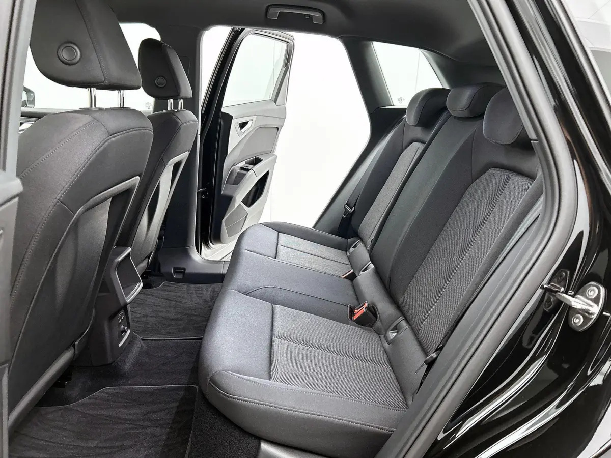40 Edition 77 kWh 204 PK | Audi soundsystem | 21 inch velgen | Elektrische trekhaak | Edition | Apple CarPlay | Android Auto | Assistentiepakket plus | Comfortpakket | Mythoszwart metallic |