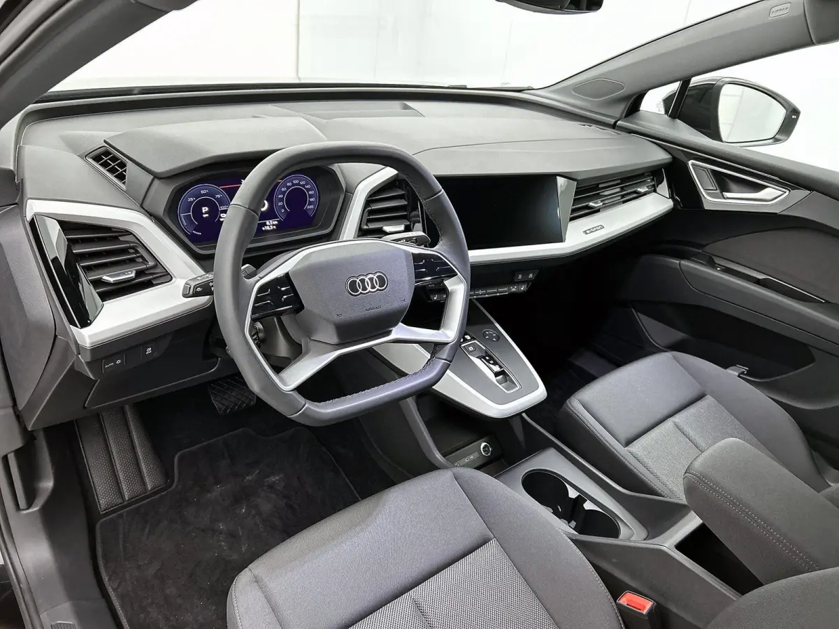 40 Edition 77 kWh 204 PK | Audi soundsystem | 21 inch velgen | Elektrische trekhaak | Edition | Apple CarPlay | Android Auto | Assistentiepakket plus | Comfortpakket | Mythoszwart metallic |
