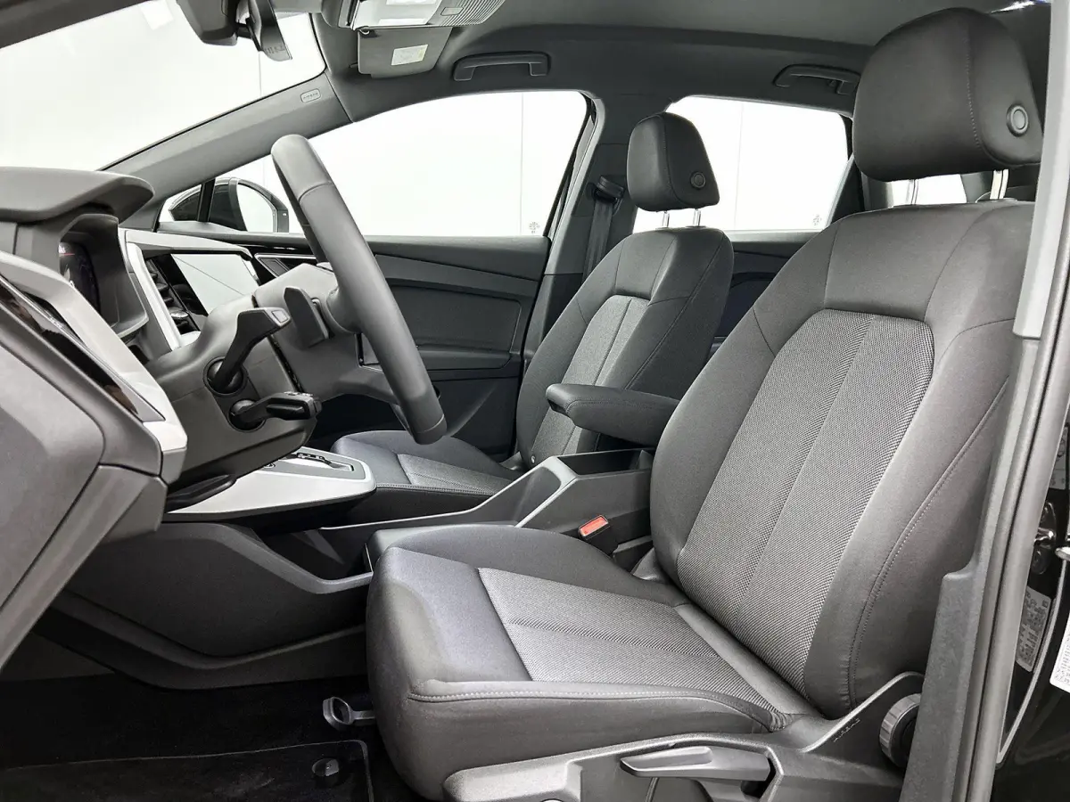 40 Edition 77 kWh 204 PK | Audi soundsystem | 21 inch velgen | Elektrische trekhaak | Edition | Apple CarPlay | Android Auto | Assistentiepakket plus | Comfortpakket | Mythoszwart metallic |