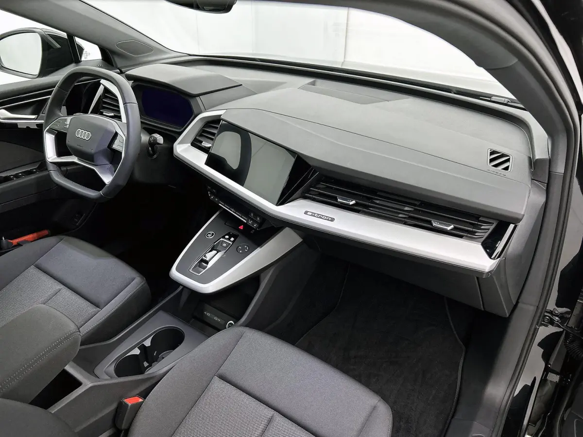 40 Edition 77 kWh 204 PK | Audi soundsystem | 21 inch velgen | Elektrische trekhaak | Edition | Apple CarPlay | Android Auto | Assistentiepakket plus | Comfortpakket | Mythoszwart metallic |