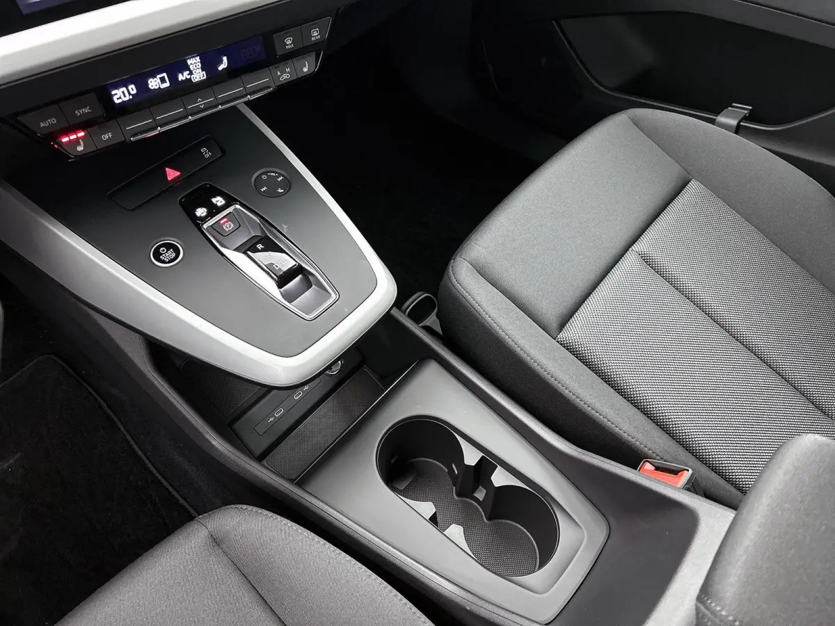 40 Edition 77 kWh 204 PK | Audi soundsystem | 21 inch velgen | Elektrische trekhaak | Edition | Apple CarPlay | Android Auto | Assistentiepakket plus | Comfortpakket | Mythoszwart metallic |