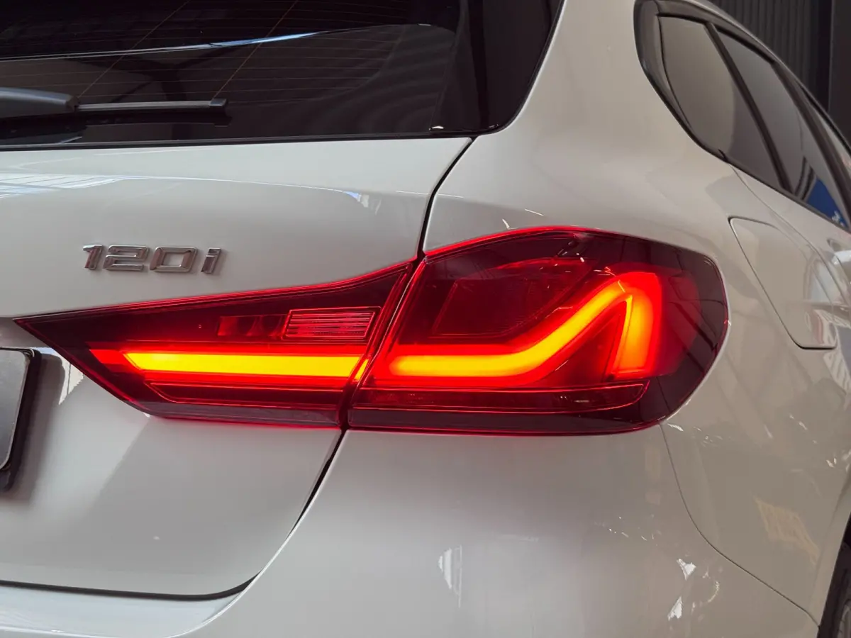 120i | CAMERA | LED | STOELVERW. | 2024