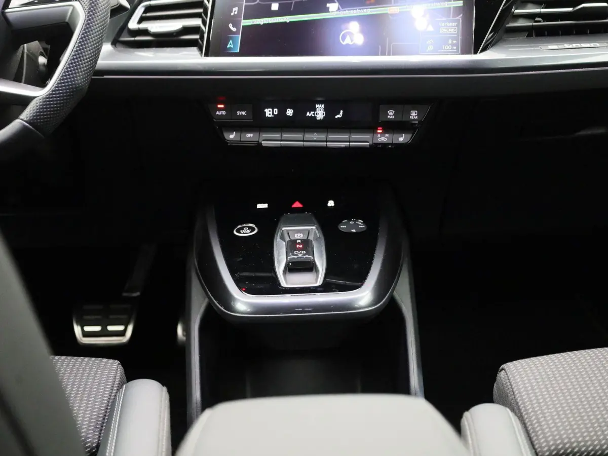 45 Edition 82 kWh | Demo | Glazen panoramadak l Cruise control l Parkeersensoren l Airco l Navigatie l Apple Carplay / Android Auto l Stoelverwarming l Matrix-ledkoplampen l Privacy glas l T