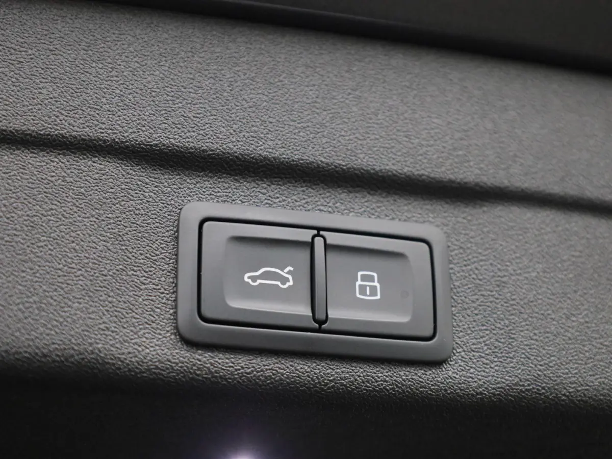 Avant 2.0 quattro S edition Competition | Demo | Adaptive cruise control l Airco l Navigatie l Dodehoekdetectie l Bang & Olufsen sound system l Head-up display l 360 graden camera l Stoelen 