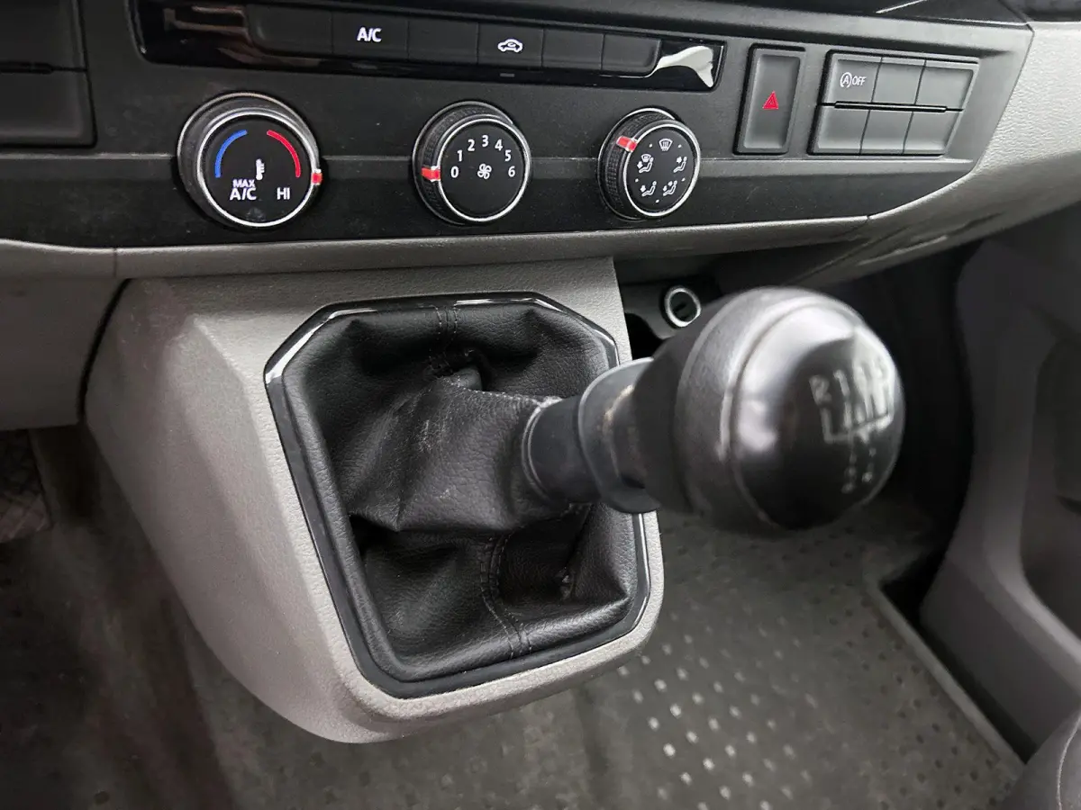 2.0 TDI L2H1 110 PK | Airco | Dubbele Cabine | Parkeersensoren Achter | Comfort Stoelen | Cruise Controle | Armsteunen | Bluetooth |