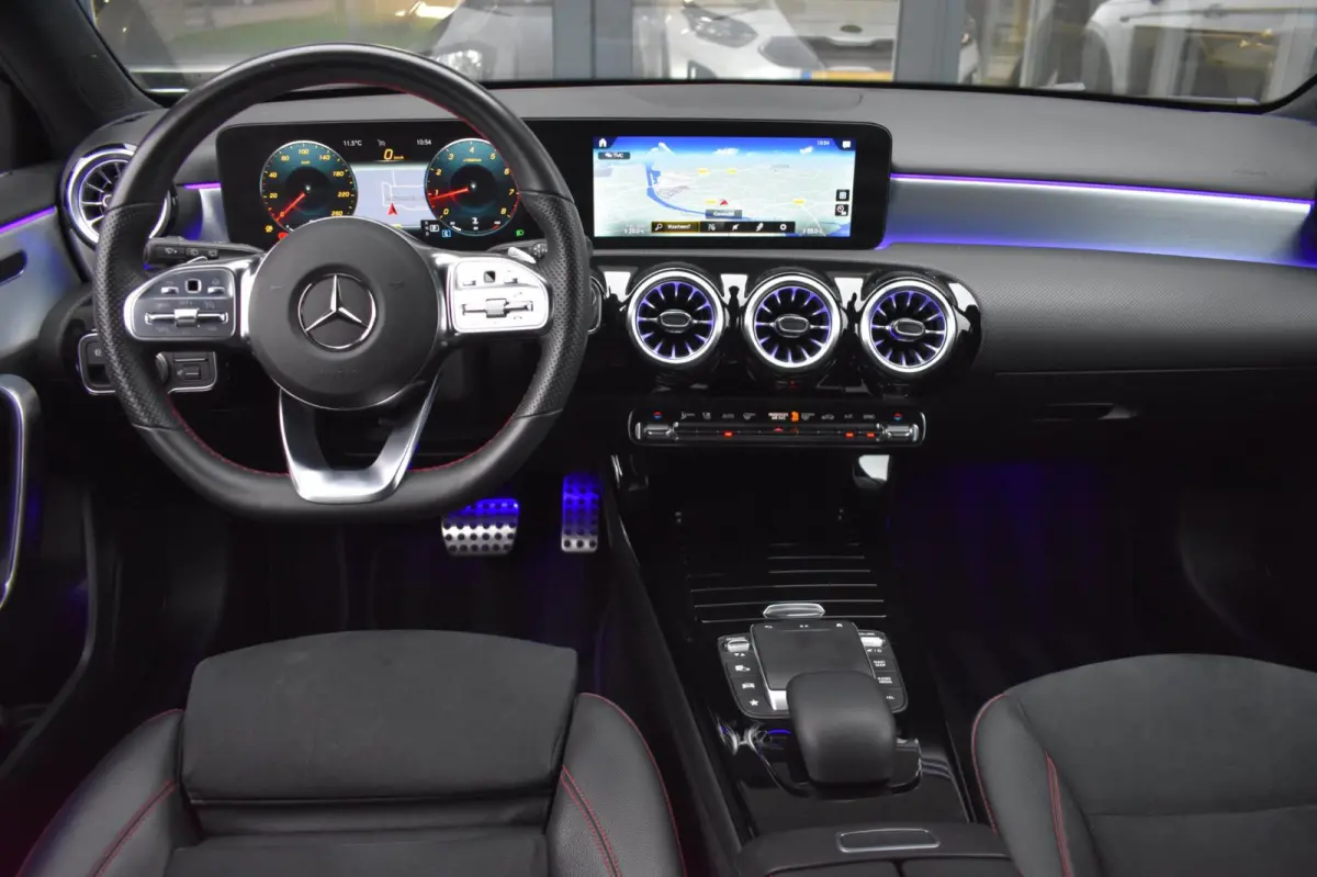 180 AMG NIGHT | SFEERVERLICHTING | APPLE CARPLAY | CAMERA | ANDROID AUTO | NAP | DEALER ONDERHOUDEN