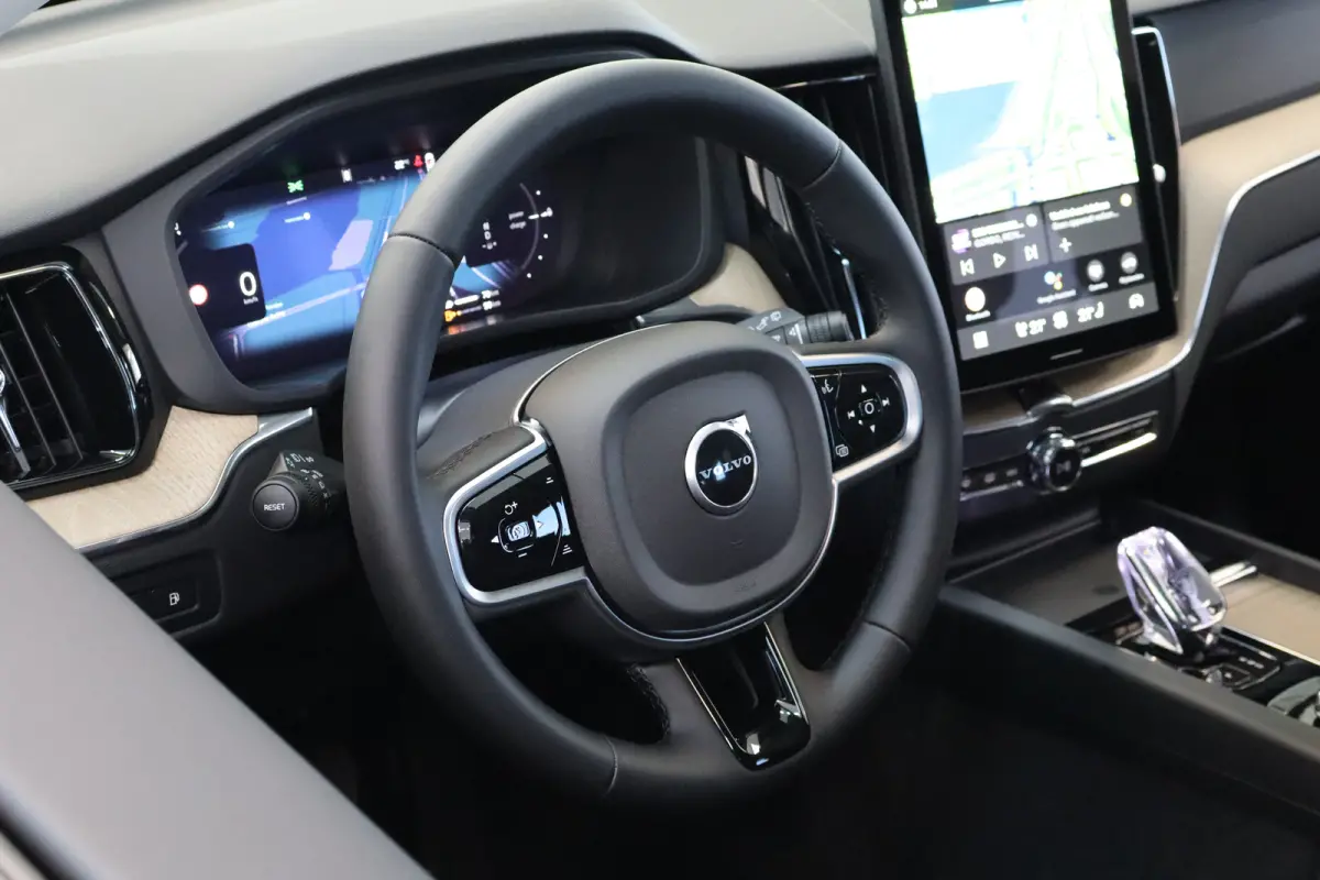 T6 350PK Plus Dark | 360° | Getint Glas | 20'' | HK Audio | Pilot Assist
