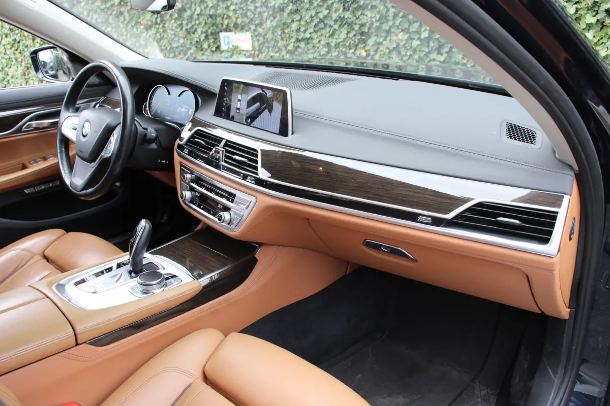 740i High Executive | NL-AUTO! | 1E EIGENAAR! | LUCHT VERING | TREKHAAK | ALL SEASON | 360° CAMERA | DODE HOEK | DEALER OH! | ADAPTIVE CRUISE | LEDER  | PRACHTIGE STAAT!