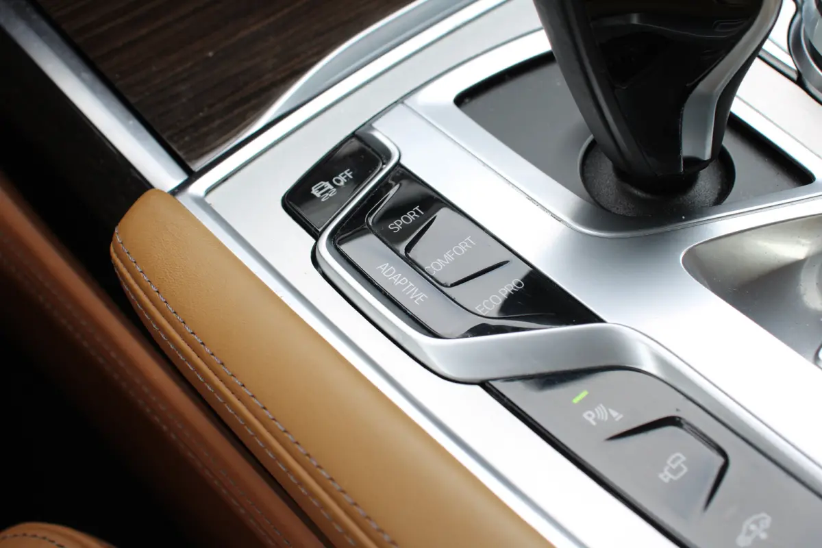 740i High Executive | NL-AUTO! | 1E EIGENAAR! | LUCHT VERING | TREKHAAK | ALL SEASON | 360° CAMERA | DODE HOEK | DEALER OH! | ADAPTIVE CRUISE | LEDER  | PRACHTIGE STAAT!