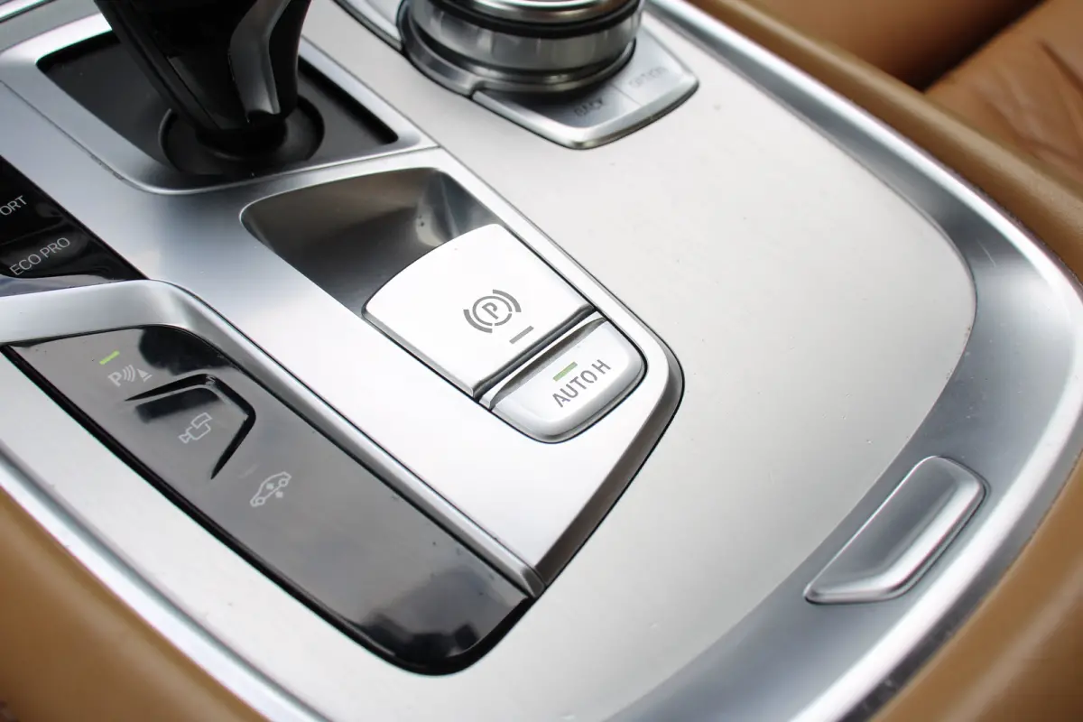 740i High Executive | NL-AUTO! | 1E EIGENAAR! | LUCHT VERING | TREKHAAK | ALL SEASON | 360° CAMERA | DODE HOEK | DEALER OH! | ADAPTIVE CRUISE | LEDER  | PRACHTIGE STAAT!
