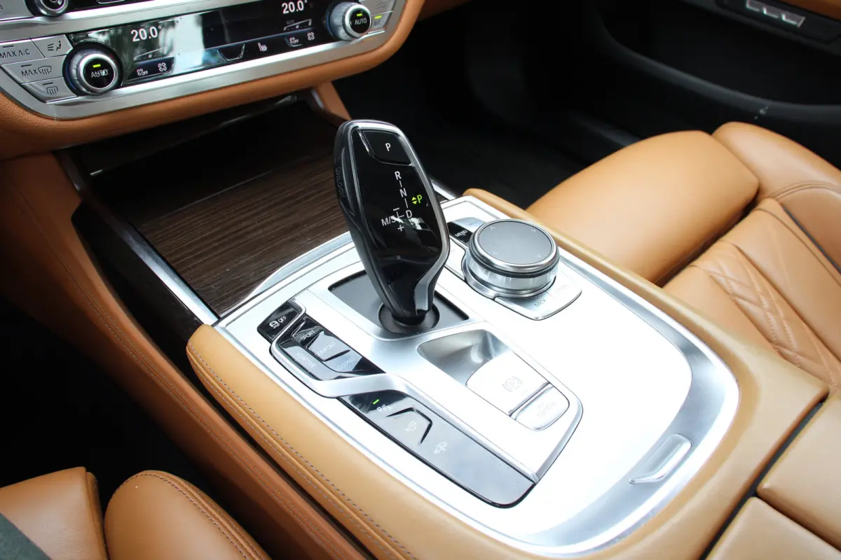 740i High Executive | NL-AUTO! | 1E EIGENAAR! | LUCHT VERING | TREKHAAK | ALL SEASON | 360° CAMERA | DODE HOEK | DEALER OH! | ADAPTIVE CRUISE | LEDER  | PRACHTIGE STAAT!