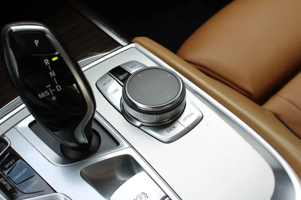 740i High Executive | NL-AUTO! | 1E EIGENAAR! | LUCHT VERING | TREKHAAK | ALL SEASON | 360° CAMERA | DODE HOEK | DEALER OH! | ADAPTIVE CRUISE | LEDER  | PRACHTIGE STAAT!