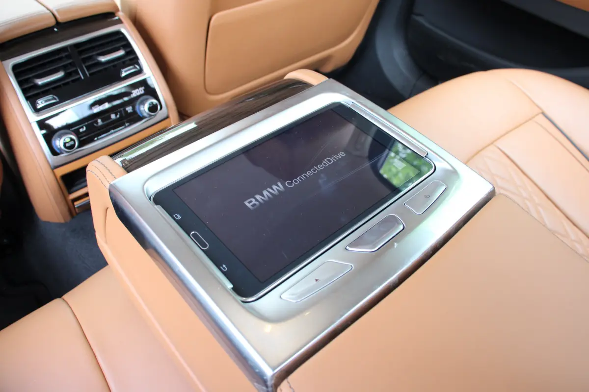 740i High Executive | NL-AUTO! | 1E EIGENAAR! | LUCHT VERING | TREKHAAK | ALL SEASON | 360° CAMERA | DODE HOEK | DEALER OH! | ADAPTIVE CRUISE | LEDER  | PRACHTIGE STAAT!