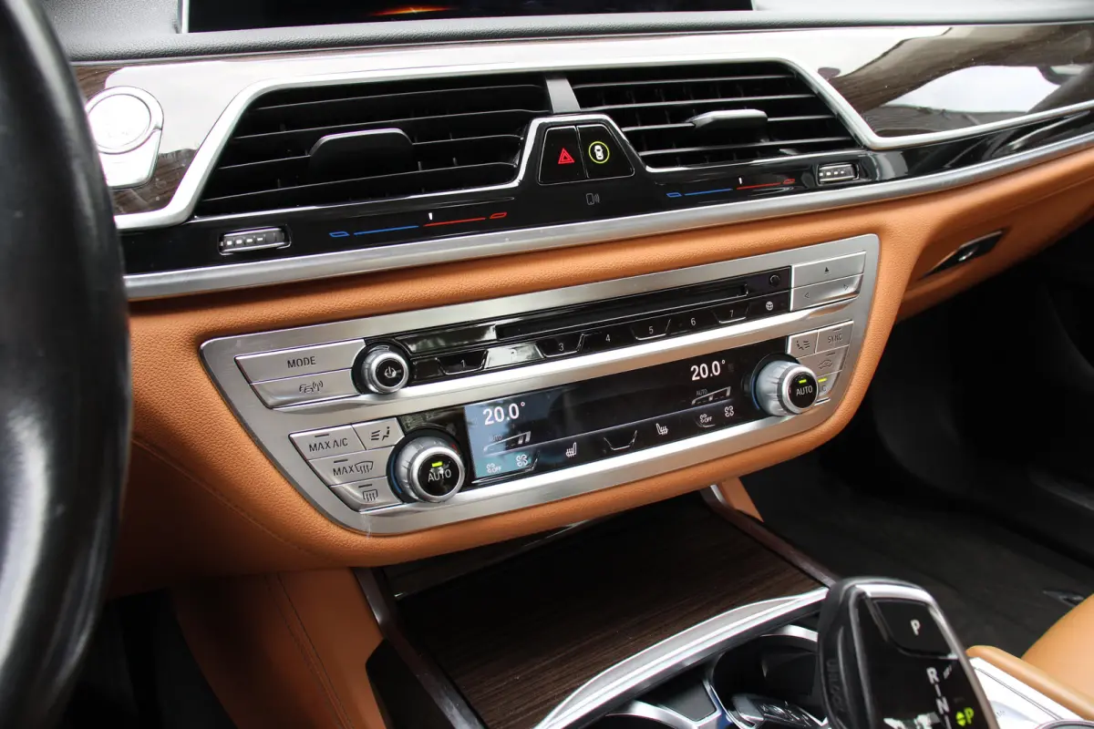 740i High Executive | NL-AUTO! | 1E EIGENAAR! | LUCHT VERING | TREKHAAK | ALL SEASON | 360° CAMERA | DODE HOEK | DEALER OH! | ADAPTIVE CRUISE | LEDER  | PRACHTIGE STAAT!
