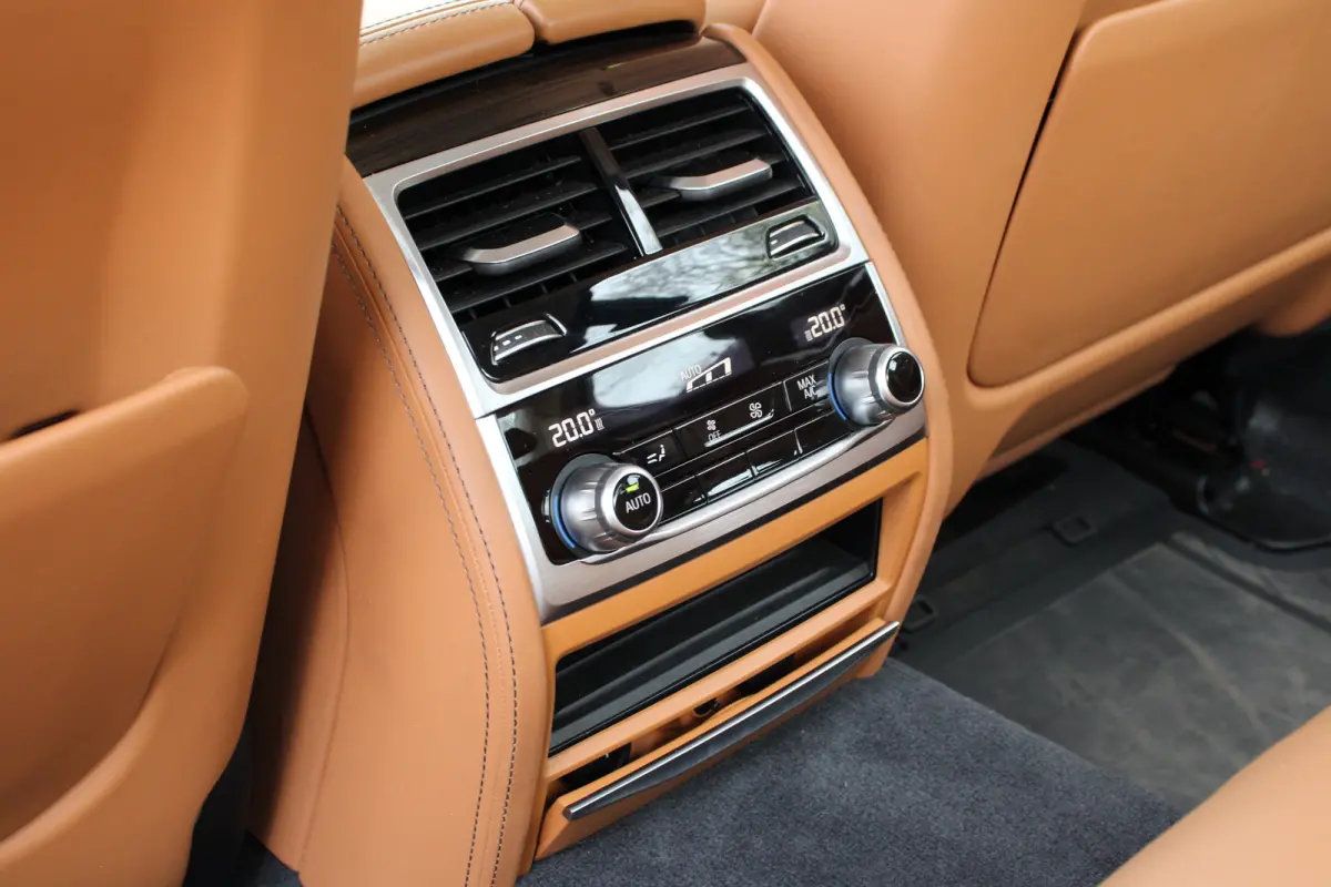 740i High Executive | NL-AUTO! | 1E EIGENAAR! | LUCHT VERING | TREKHAAK | ALL SEASON | 360° CAMERA | DODE HOEK | DEALER OH! | ADAPTIVE CRUISE | LEDER  | PRACHTIGE STAAT!