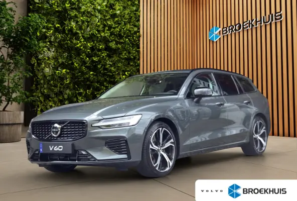 2.0 T8 Plug-in hybrid AWD Ultra Dark | Volvo Guard Alarm | Extra getint glas achter | 19" 5-triplespaaks Glossy Black Diamond Cut