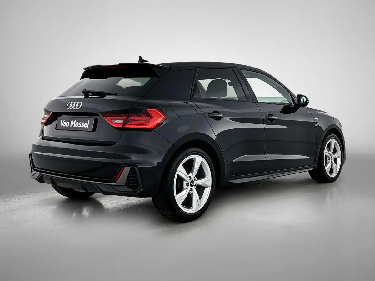 25 TFSI S edition l  Cruise control l Stoelverwarming l Privacy glas l Airco l Apple Carplay / Android Auto l Audi sound system