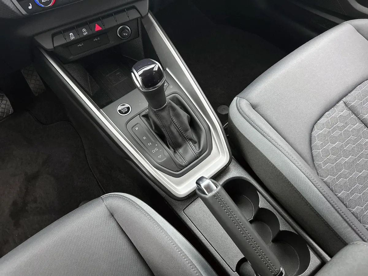 25 TFSI S edition l  Cruise control l Stoelverwarming l Privacy glas l Airco l Apple Carplay / Android Auto l Audi sound system