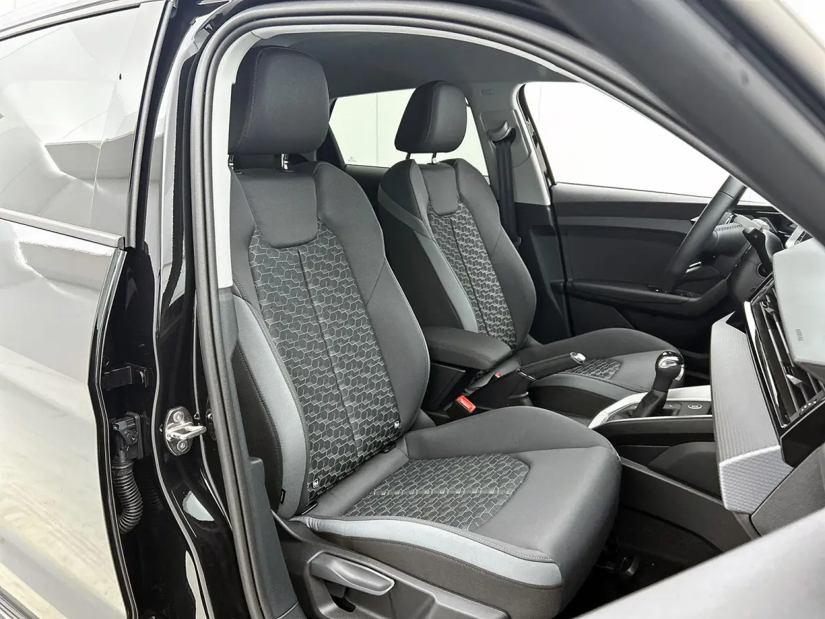 25 TFSI S edition l  Cruise control l Stoelverwarming l Privacy glas l Airco l Apple Carplay / Android Auto l Audi sound system