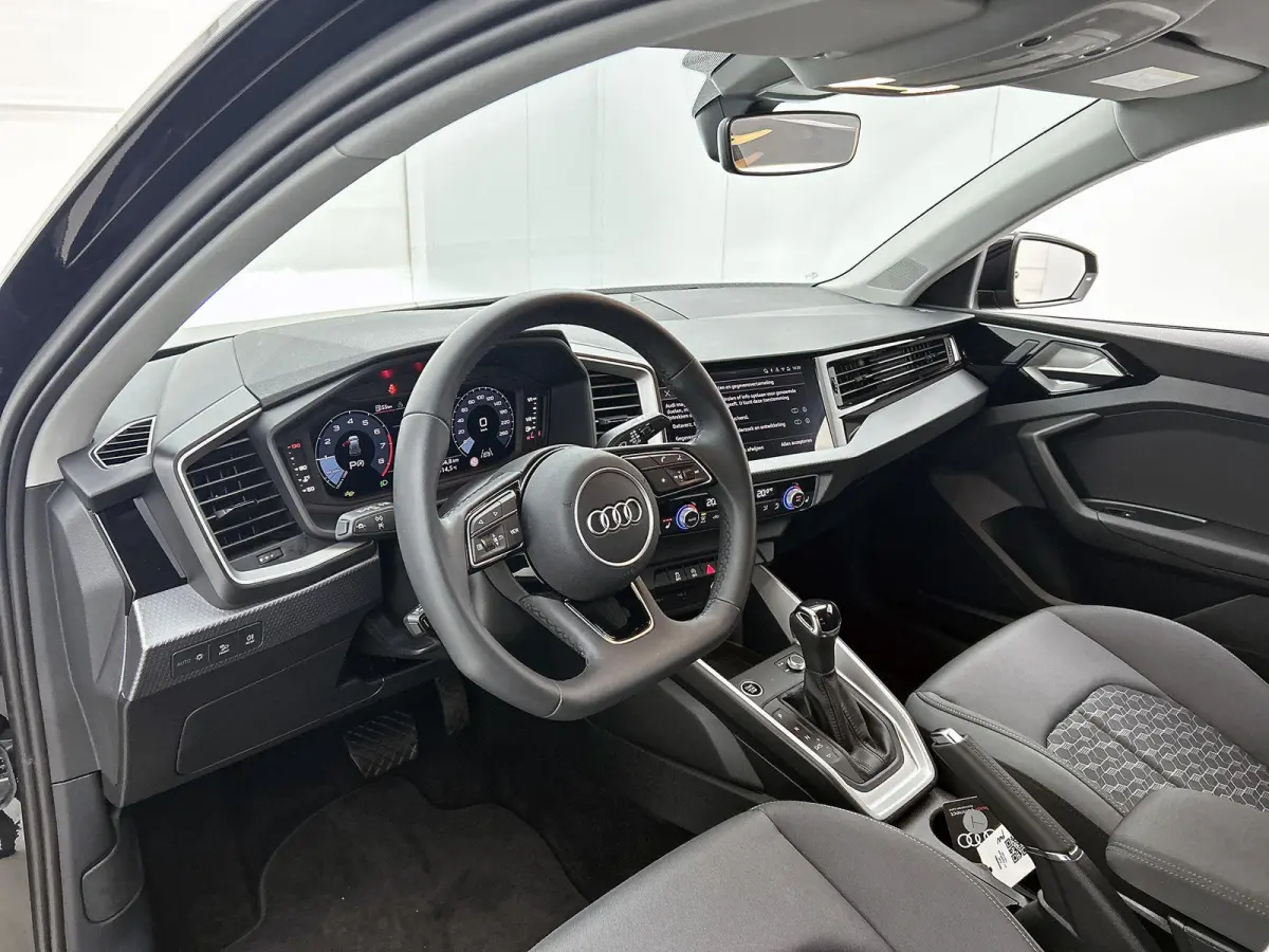 25 TFSI S edition l  Cruise control l Stoelverwarming l Privacy glas l Airco l Apple Carplay / Android Auto l Audi sound system
