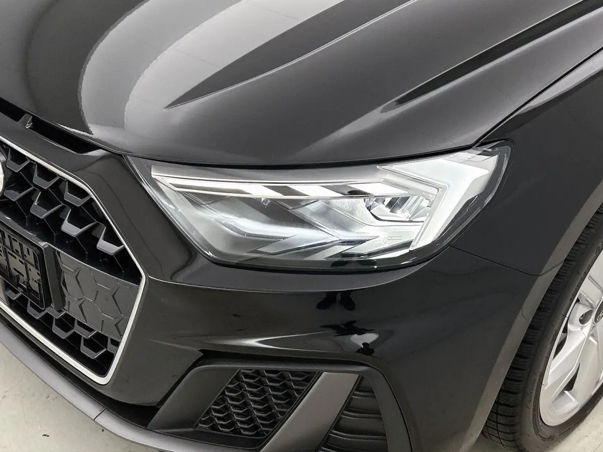 25 TFSI S edition l  Cruise control l Stoelverwarming l Privacy glas l Airco l Apple Carplay / Android Auto l Audi sound system