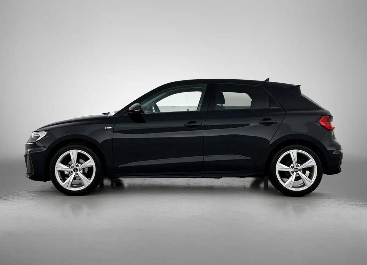25 TFSI S edition l  Cruise control l Stoelverwarming l Privacy glas l Airco l Apple Carplay / Android Auto l Audi sound system
