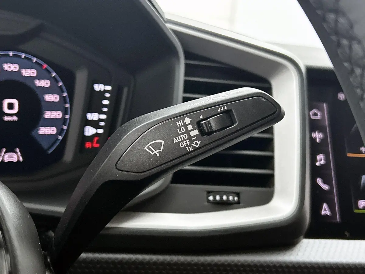 25 TFSI S edition l  Cruise control l Stoelverwarming l Privacy glas l Airco l Apple Carplay / Android Auto l Audi sound system