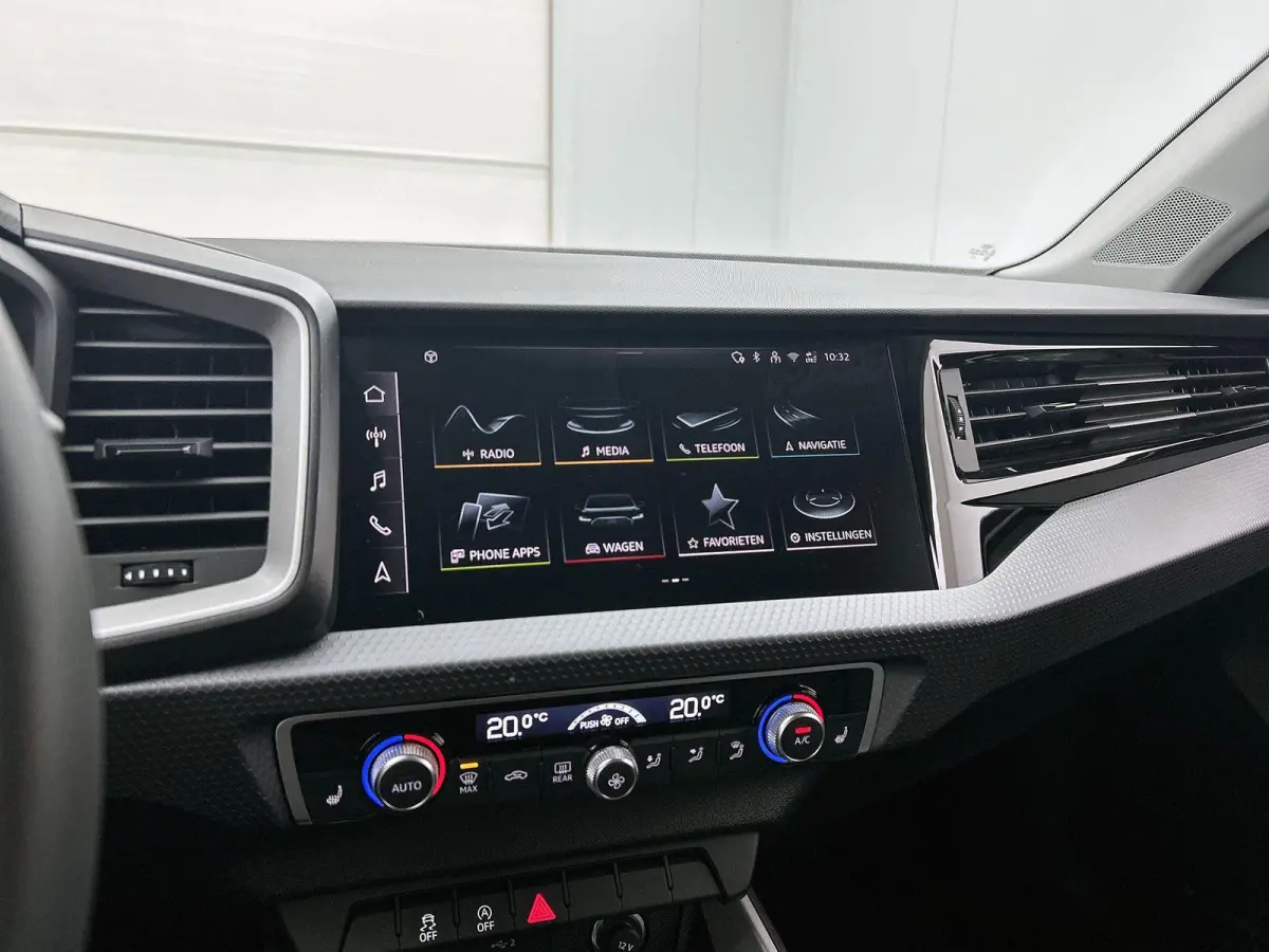 25 TFSI S edition l  Cruise control l Stoelverwarming l Privacy glas l Airco l Apple Carplay / Android Auto l Audi sound system