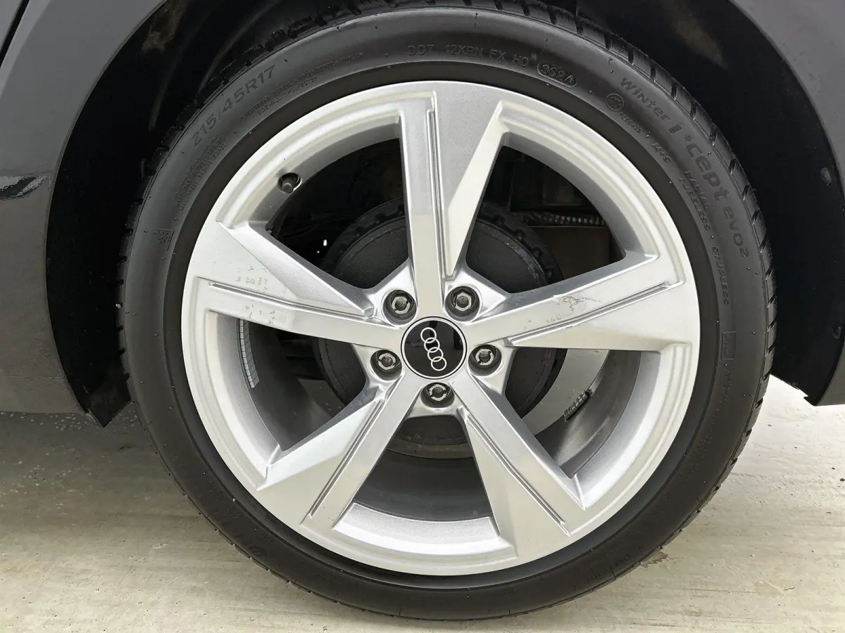 25 TFSI S edition l  Cruise control l Stoelverwarming l Privacy glas l Airco l Apple Carplay / Android Auto l Audi sound system