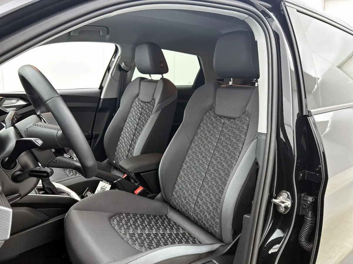 25 TFSI S edition l  Cruise control l Stoelverwarming l Privacy glas l Airco l Apple Carplay / Android Auto l Audi sound system