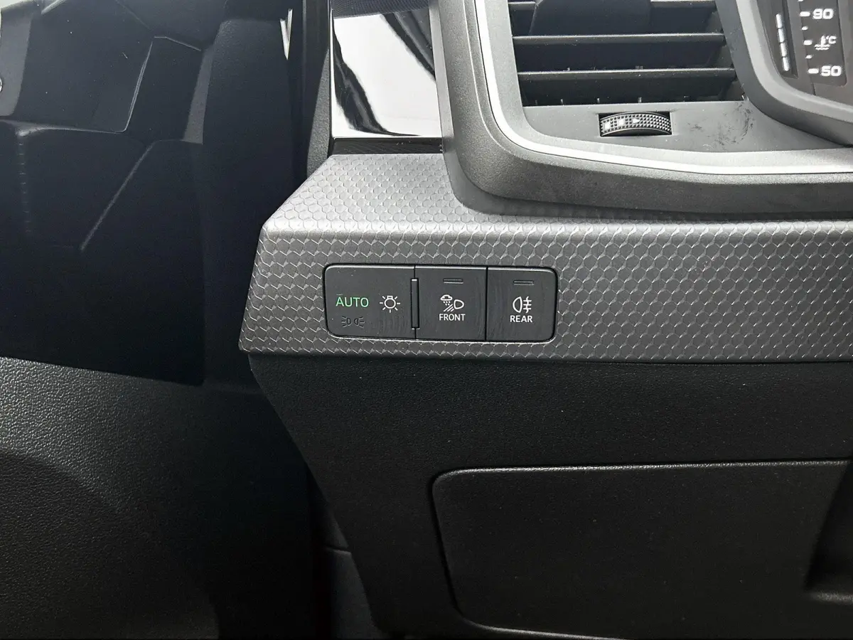 25 TFSI S edition l  Cruise control l Stoelverwarming l Privacy glas l Airco l Apple Carplay / Android Auto l Audi sound system