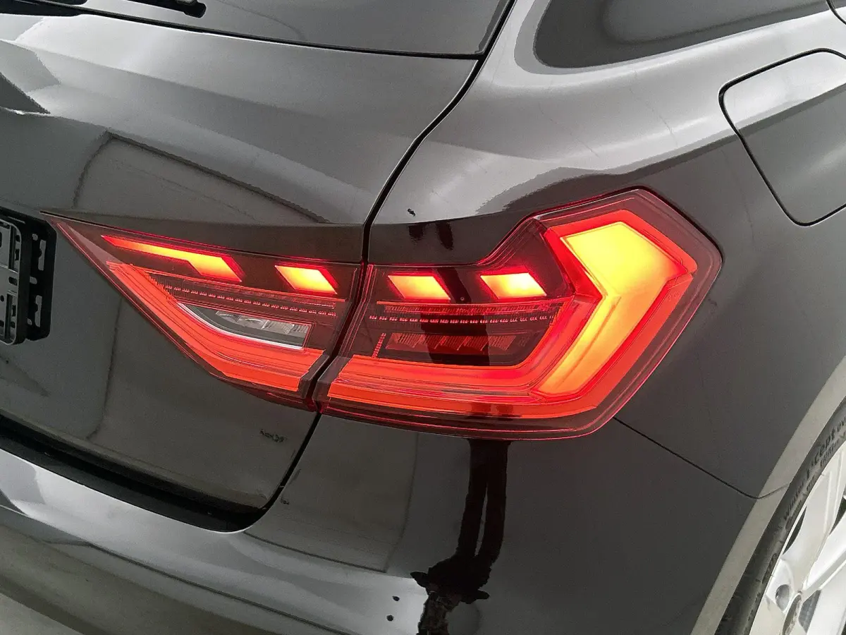 25 TFSI S edition l  Cruise control l Stoelverwarming l Privacy glas l Airco l Apple Carplay / Android Auto l Audi sound system