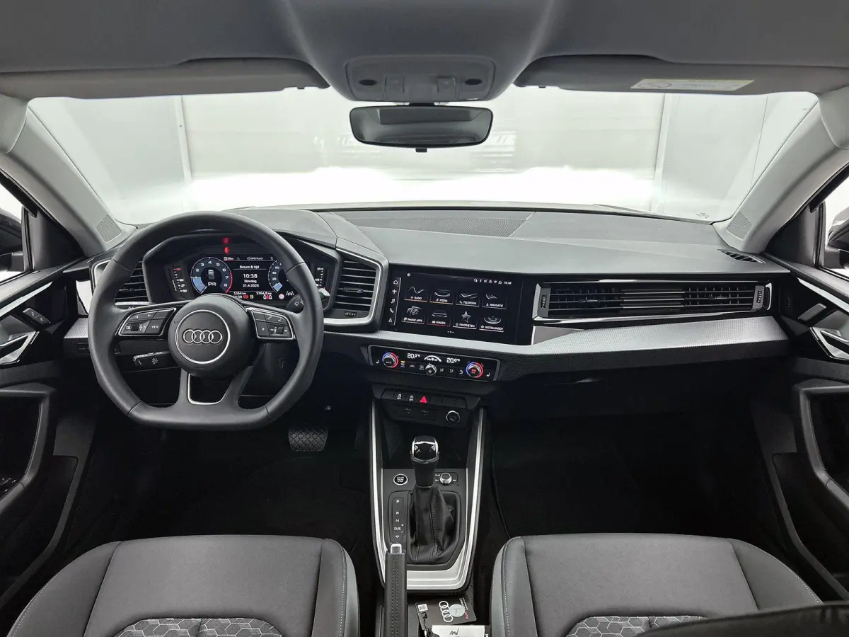 25 TFSI S edition l  Cruise control l Stoelverwarming l Privacy glas l Airco l Apple Carplay / Android Auto l Audi sound system