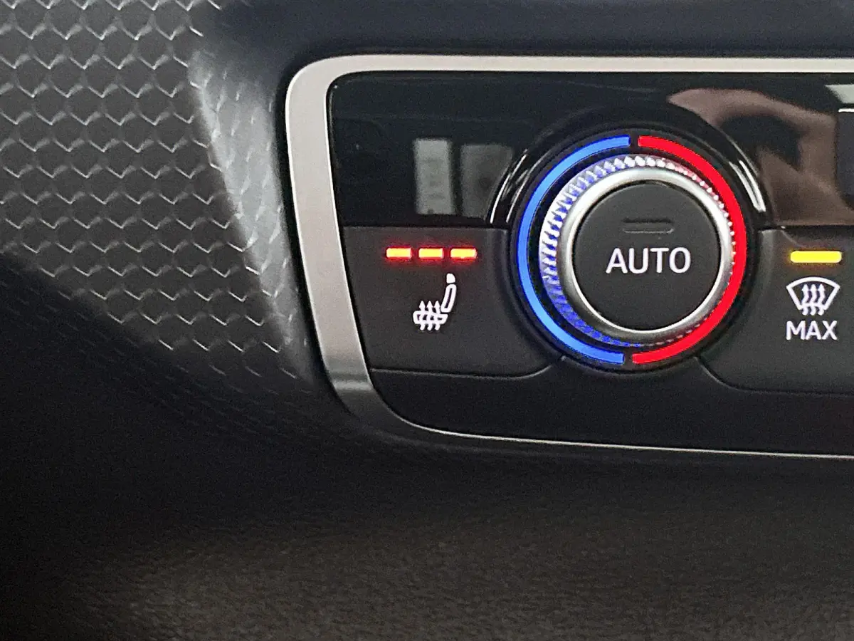 25 TFSI S edition l  Cruise control l Stoelverwarming l Privacy glas l Airco l Apple Carplay / Android Auto l Audi sound system