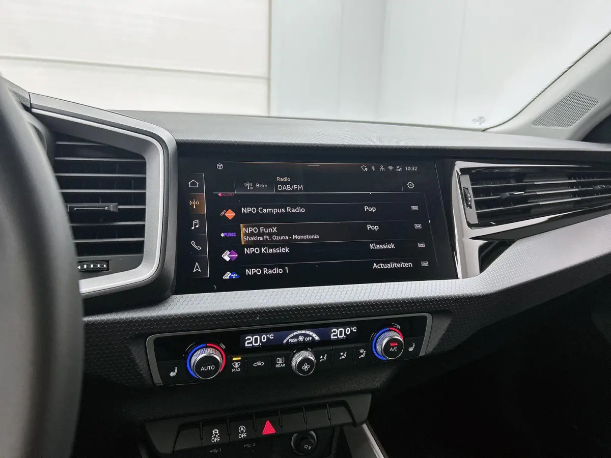 25 TFSI S edition l  Cruise control l Stoelverwarming l Privacy glas l Airco l Apple Carplay / Android Auto l Audi sound system