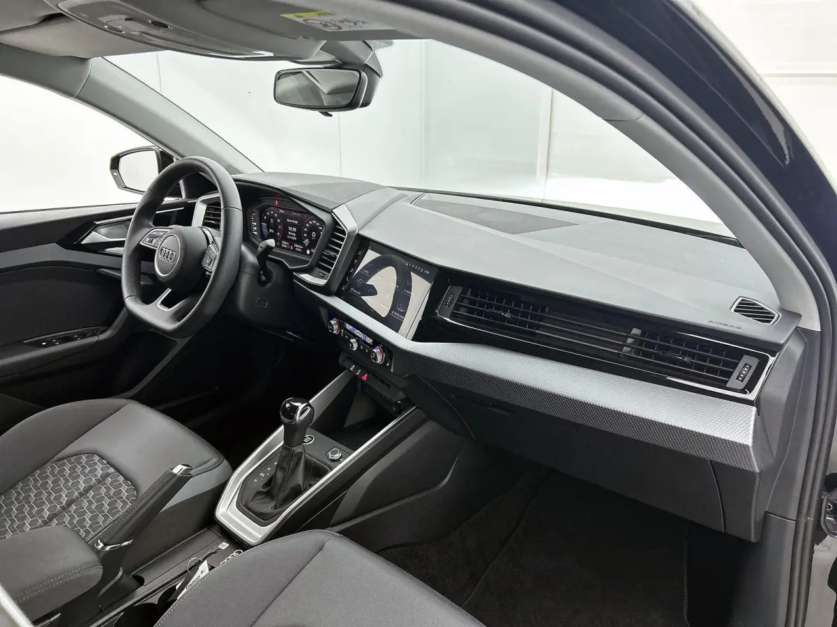 25 TFSI S edition l  Cruise control l Stoelverwarming l Privacy glas l Airco l Apple Carplay / Android Auto l Audi sound system