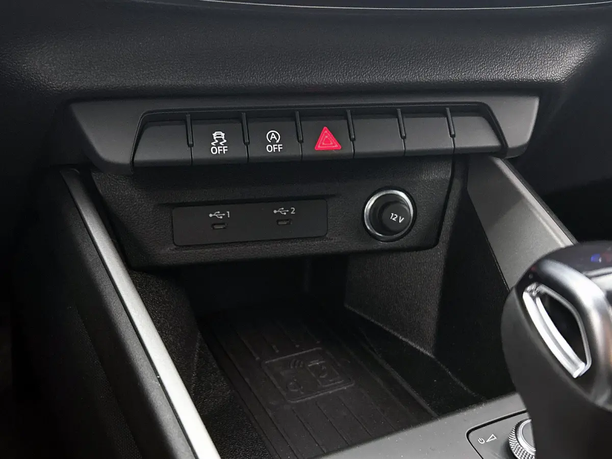 25 TFSI S edition l  Cruise control l Stoelverwarming l Privacy glas l Airco l Apple Carplay / Android Auto l Audi sound system
