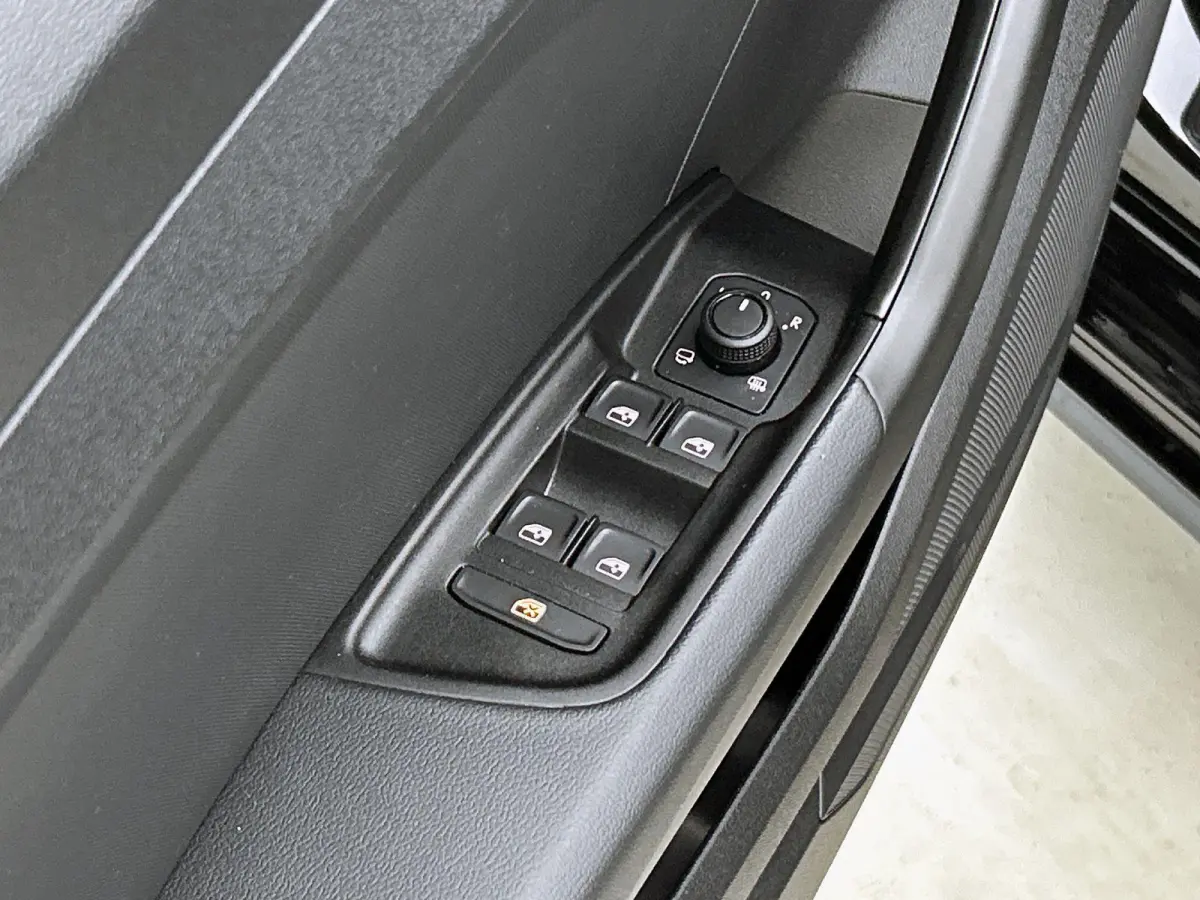 25 TFSI S edition l  Cruise control l Stoelverwarming l Privacy glas l Airco l Apple Carplay / Android Auto l Audi sound system