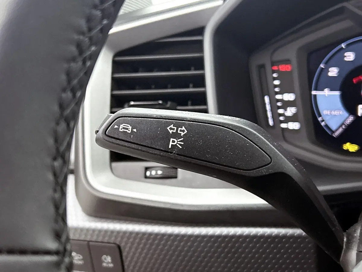 25 TFSI S edition l  Cruise control l Stoelverwarming l Privacy glas l Airco l Apple Carplay / Android Auto l Audi sound system