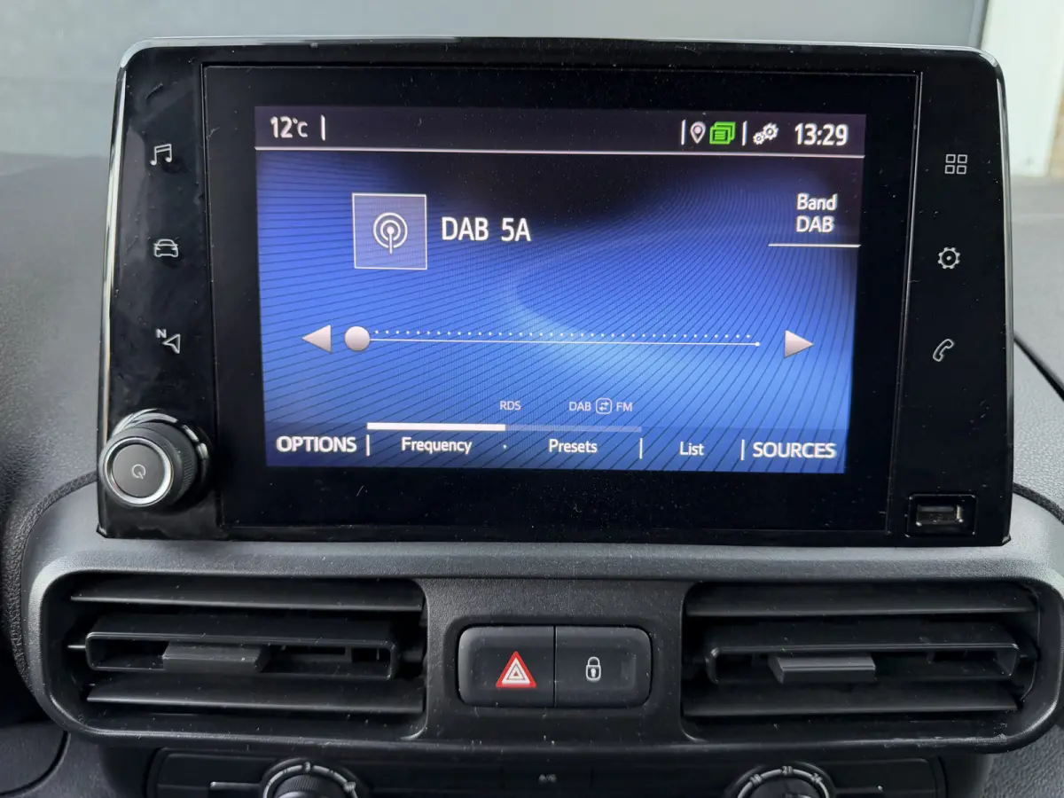 1.5 D-4D 102PK Euro 6 Live Cruise control/CarPlay