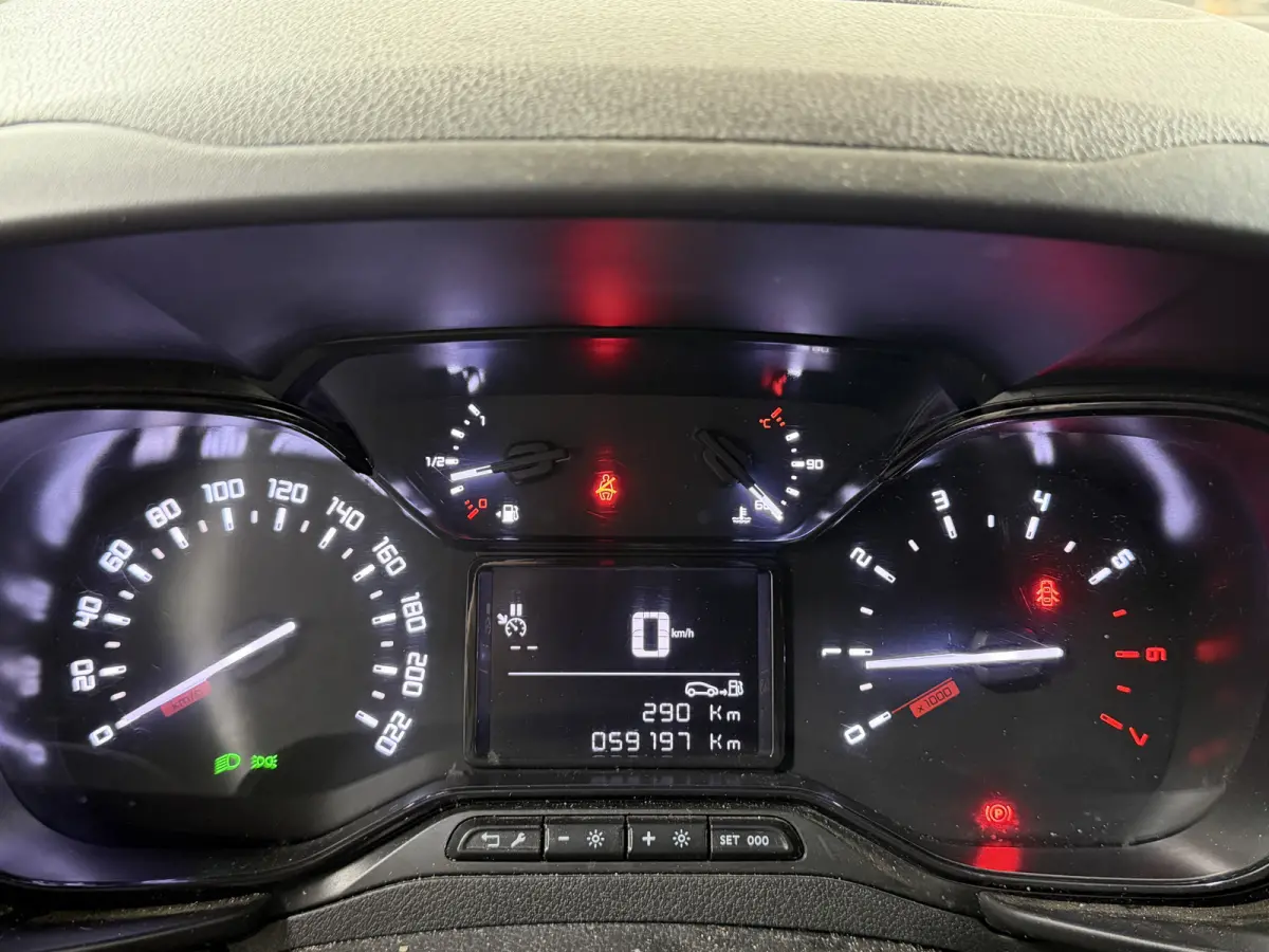 1.5 D-4D 102PK Euro 6 Live Cruise control/CarPlay