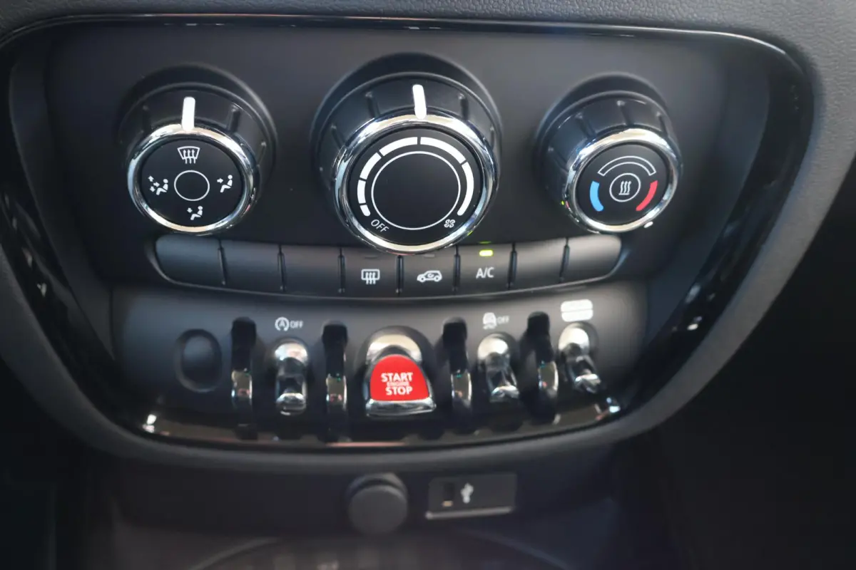 One | Cruise Control | Parkeersensor Achter | LED Koplampen |
