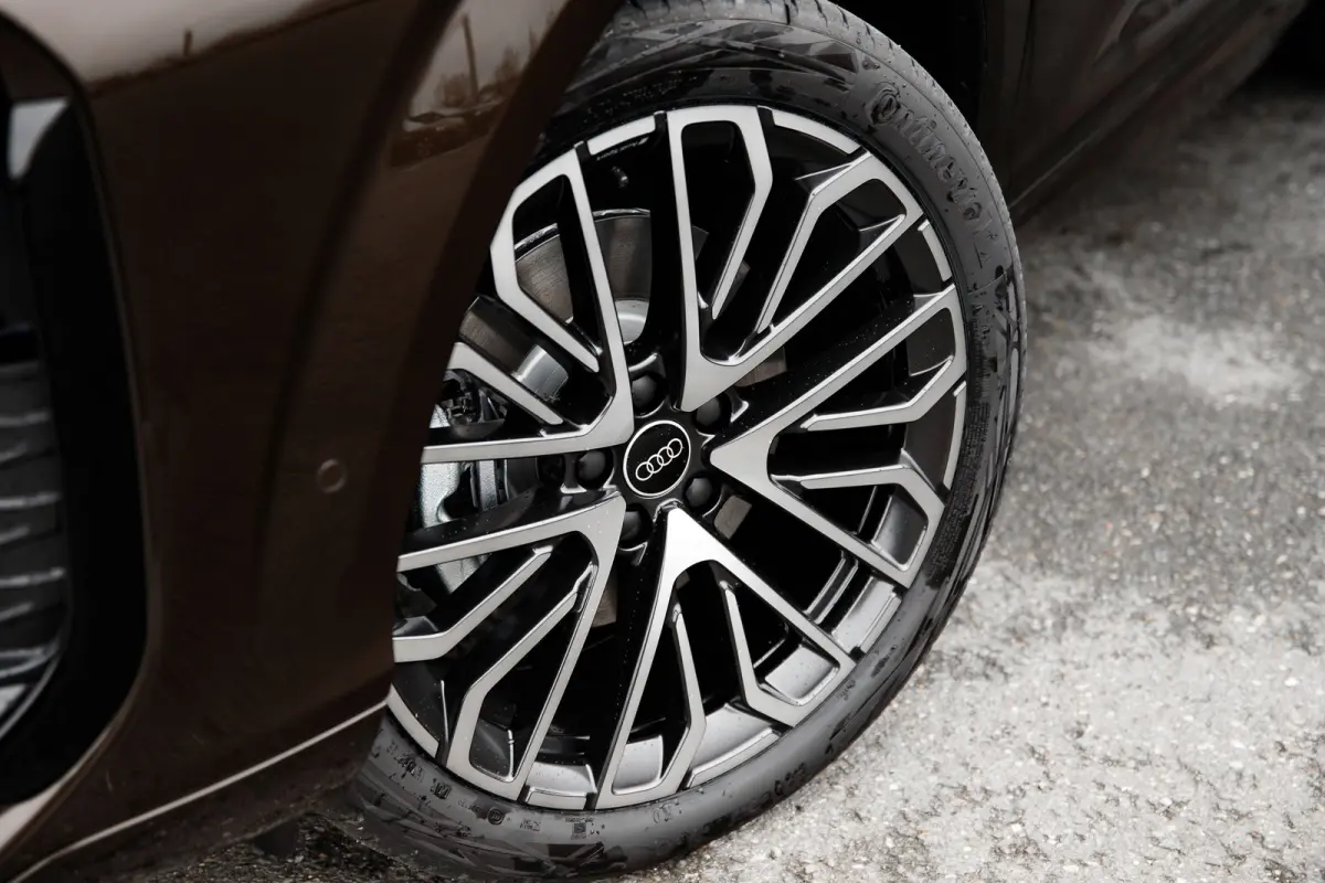 S edition | Adaptive cruise control | Audi sound system | Cruise control