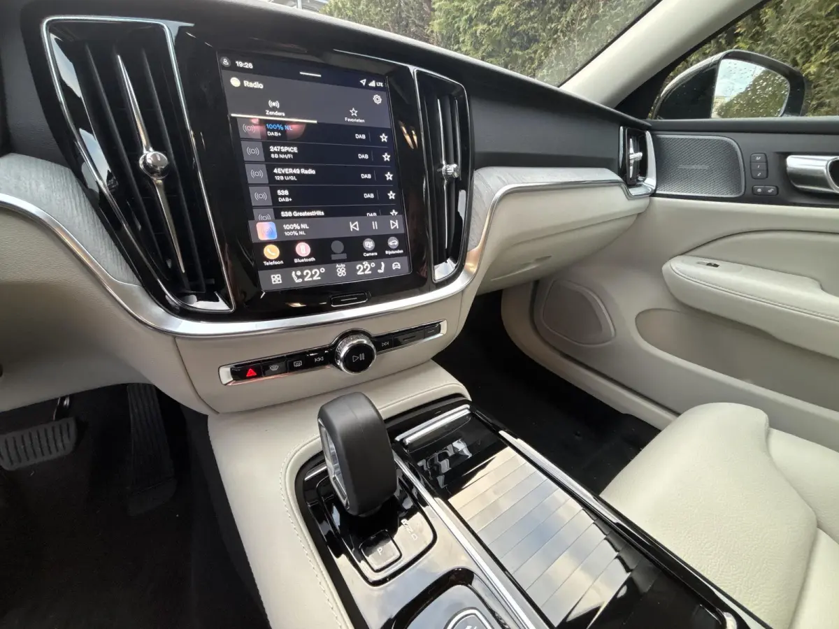 T8 Plug-in hybrid AWD Plus Dark | Bliss | Keyless | Elektrische stoelen | Stuur en stoel verwarming | Harman kardon audio |