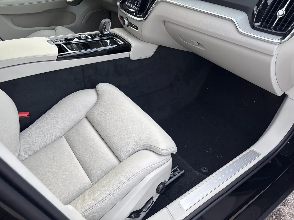 T8 Plug-in hybrid AWD Plus Dark | Bliss | Keyless | Elektrische stoelen | Stuur en stoel verwarming | Harman kardon audio |