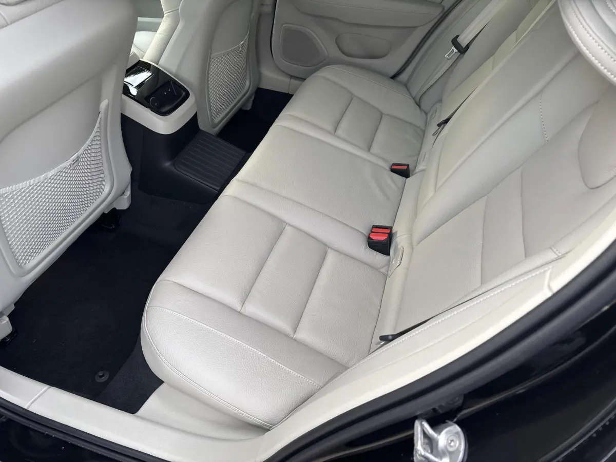 T8 Plug-in hybrid AWD Plus Dark | Bliss | Keyless | Elektrische stoelen | Stuur en stoel verwarming | Harman kardon audio |