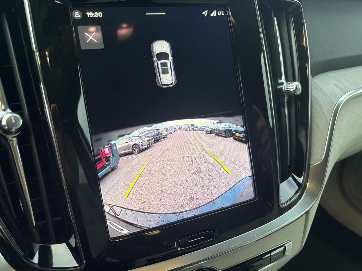 T8 Plug-in hybrid AWD Plus Dark | Bliss | Keyless | Elektrische stoelen | Stuur en stoel verwarming | Harman kardon audio |