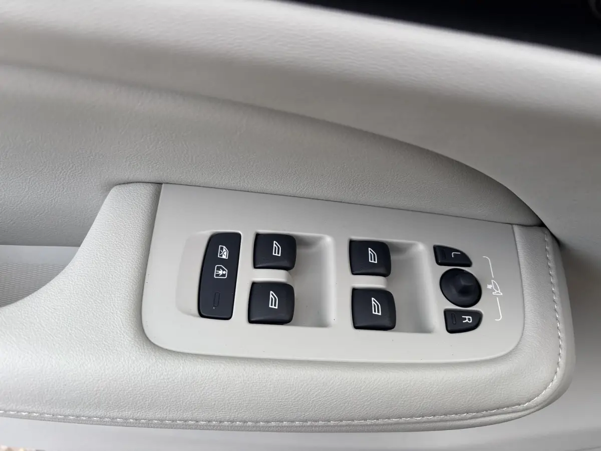 T8 Plug-in hybrid AWD Plus Dark | Bliss | Keyless | Elektrische stoelen | Stuur en stoel verwarming | Harman kardon audio |